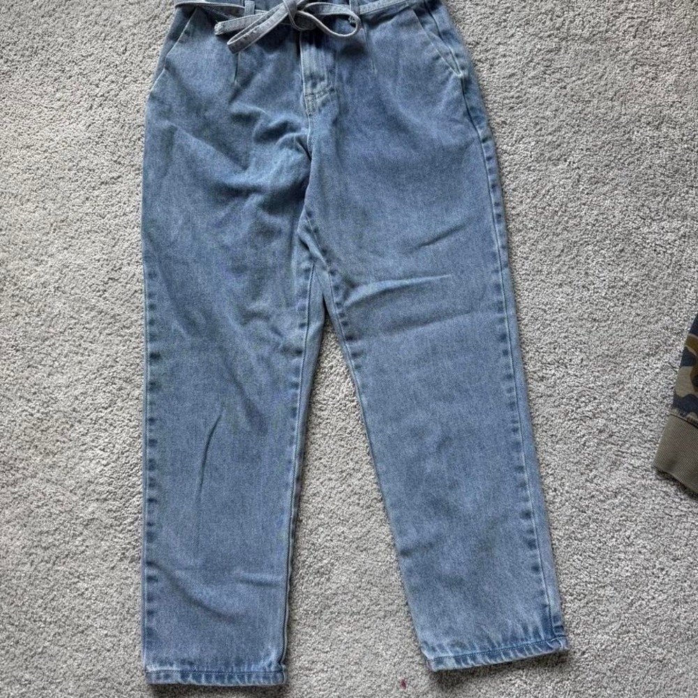 Forever 21 Jeans Size Small‎ 28" Tie Belt  High waisted Light wash baggy Mom